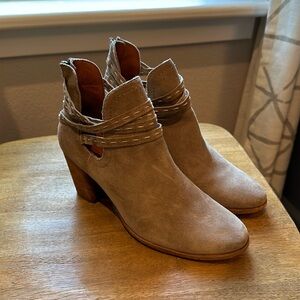 Frye naomi pickstitch shootie size 8.5